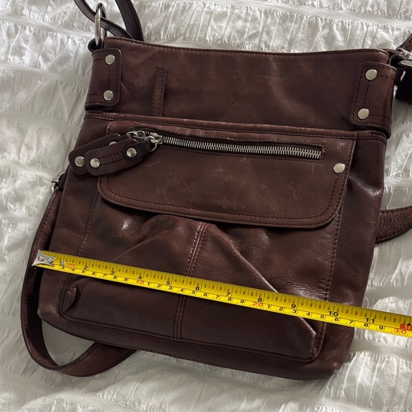 Danier Elegant Brown Leather Messenger Bag with Silver Hardware - Picture 8 of 15